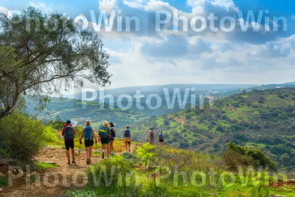 קבוצת מטיילים במסלול נופי ממדינת ישראל. ענן, שָׁמַיִם, סביבה טבעית