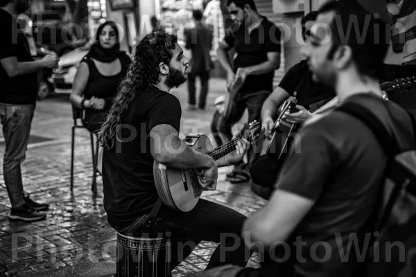 נגני רחוב מבצעים שירים תוססים בעיר התוססת חיפה, ממדינת ישראל. לבן, כלי נגינה, שָׁחוֹר