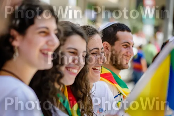 קבוצת צעירים ישראלים המתנדבים בקהילתם, ממדינת ישראל. חיוך, חולצה קצרה, אירוע