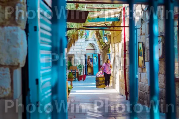 זוג מטייל במושבת האמנים עין הוד, ממדינת ישראל. צבע תכלת, בית המקדש, אומנות