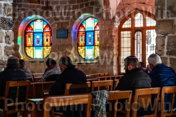 קבוצת גברים מתפללים יחד בבית כנסת בצפת, ממדינת ישראל. חַלוֹן, תְאוּרָה, מִתקָן