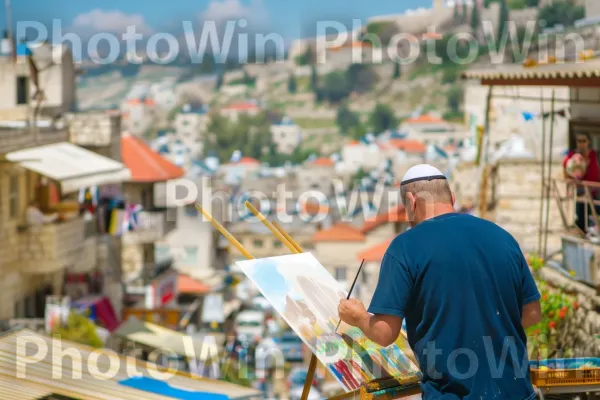 אמן מצייר את רחובות נצרת התוססים, ממדינת ישראל. בִּניָן, ענן, פְּנַאִי