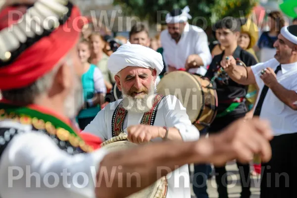 תהלוכת חתונה דרוזית בגליל, מוסיקה וריקוד מסורתי ממדינת ישראל. בַּעֲלֵי הַחוּלִיוֹת, בן אנוש, אידיופון