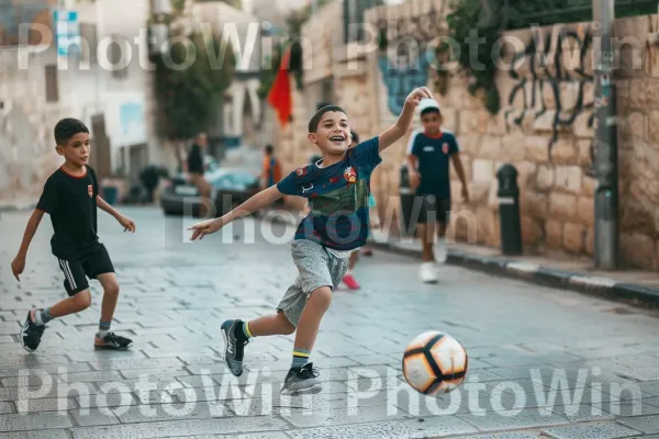 ילדים משחקים כדורגל ברחובות ירושלים, ממדינת ישראל. הַנעָלָה, חיוך, כדורגל רחוב