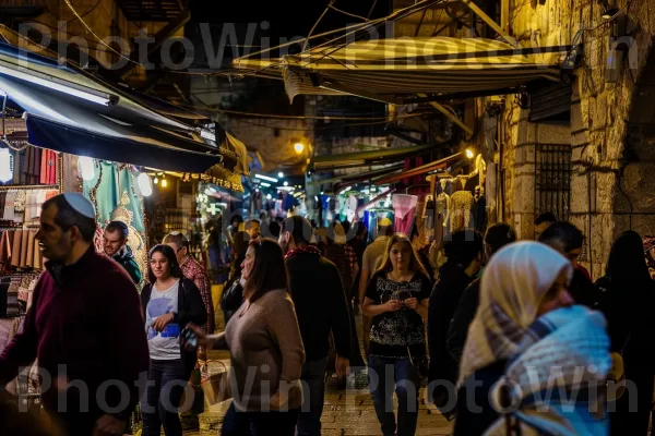 יריד רחוב חגיגי בעיר העתיקה נצרת, מלא במוזיקה, ממדינת ישראל. קניות, כֵּיף, קמעונאות