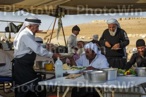 משפחה בדואית חולקת ארוחה באוהל, אירוח בשפע ממדינת ישראל. כובע, בקבוק, מִטְבָּח