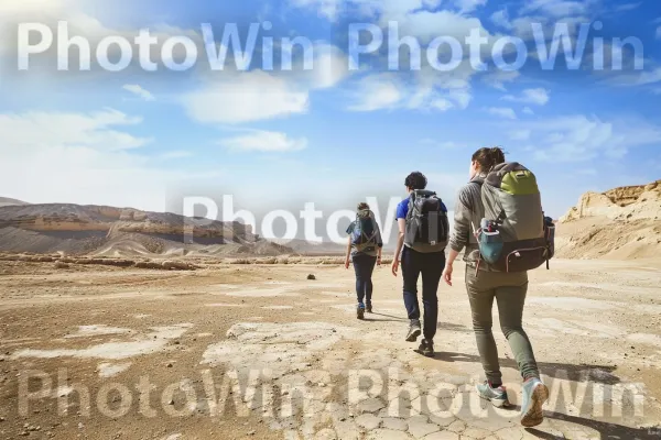 קבוצת חברים מטיילת במדבר הנגב, ממדינת ישראל. ענן, שָׁמַיִם, מזוודות ותיקים