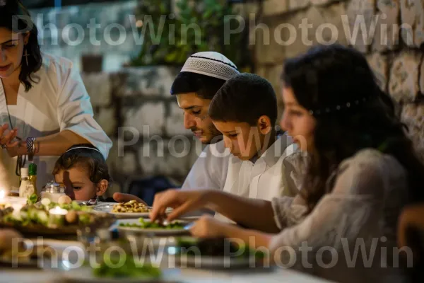 מפגש משפחתי לארוחת שבת בעיר העתיקה בירושלים, ממדינת ישראל. מזון, פְּנַאִי, אירוע