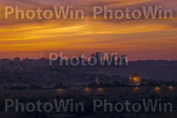 שקיעה מעל העיר העתיקה ירושלים, עם קו הרקיע האייקוני שלה, ממדינת ישראל. ענן, בִּניָן, מים