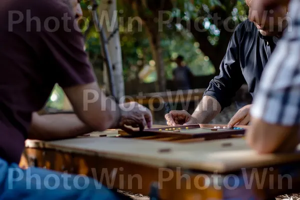 קבוצת גברים משחקים שש בש בפארק, ממדינת ישראל. חולצה קצרה, אידיופון, הַנדָסָה