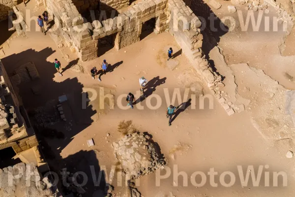 קבוצת מטיילים החוקרים את חורבותיה העתיקות של מצדה, היסטוריה והרפתקאות, ממדינת ישראל. נוֹף, חול שירה, חוֹל