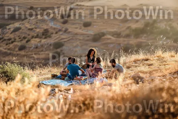 קבוצת חברים נהנית מפיקניק בהרי יהודה, ממדינת ישראל. אזור אקולוגי, סביבה טבעית, שַׂמֵחַ