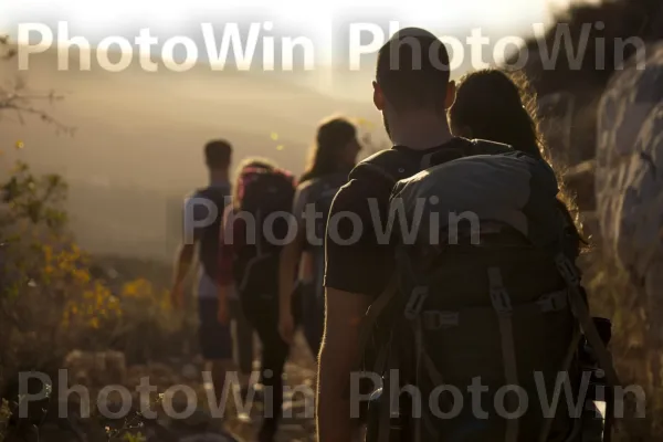 קבוצת צעירים מטיילים בהרים הציוריים, ממדינת ישראל. אנשים בטבע, שַׂמֵחַ, טיול