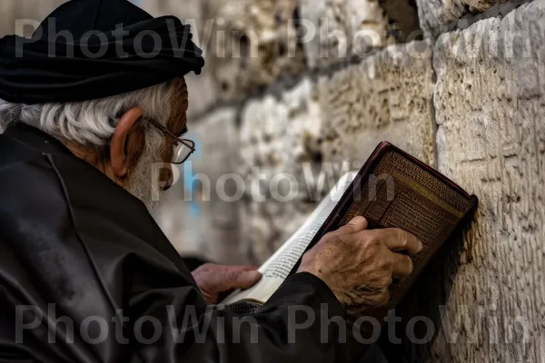 קשיש קורא בתורה בכותל, ממדינת ישראל. יד, טוּרבָּן, משקפיים