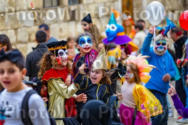 משפחות חוגגות פורים בירושלים, ממדינת ישראל. שַׂמֵחַ, בידור, כובע