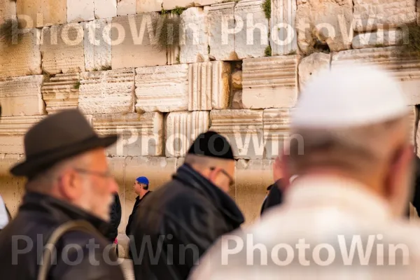 גברים מתפללים בכותל המערבי בעיר העתיקה, ממדינת ישראל. כיסוי ראש, קִיר, טיול