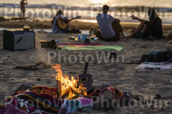 קבוצת צעירים נהנים מדורה, ממדינת ישראל. תַצלוּם, פְּנַאִי, כֵּיף