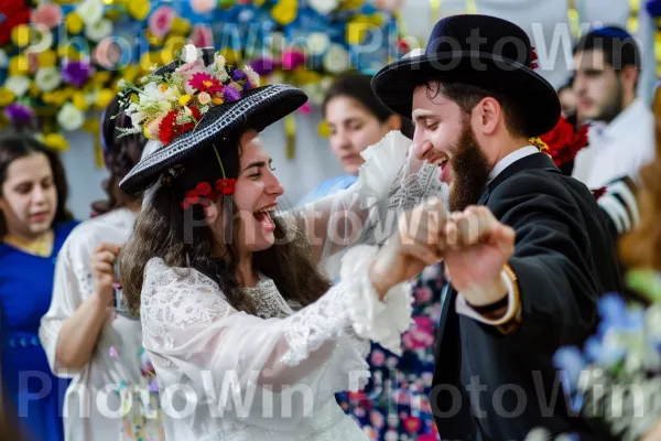 חתן וכלה רוקדים בחתונתם, ממדינת ישראל. כובע, שַׂמֵחַ, פֶּרַח