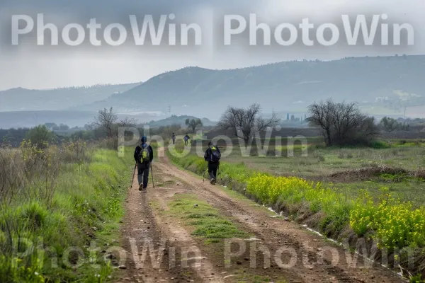 מטיילים מטיילים בשמורת הטבע ברמת הגולן, ממדינת ישראל. אנשים בטבע, הַר, דֶשֶׁא