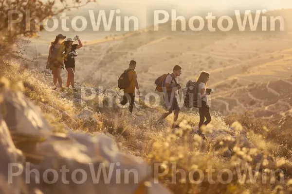 קבוצת צעירים מטיילים בהרים הציוריים, ממדינת ישראל. הסוואה צבאית, קהילת צמחים, בַּעֲלֵי הַחוּלִיוֹת