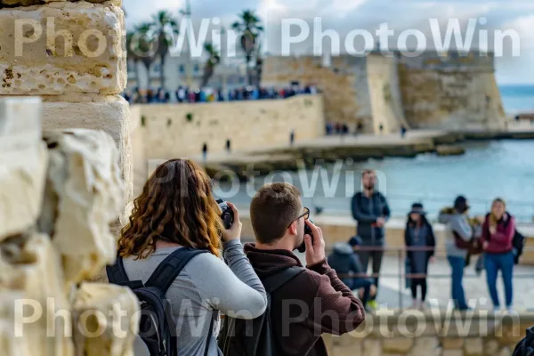 תיירים מתפעלים מהאדריכלות של עכו, ממדינת ישראל. מים, שָׁמַיִם, צבע תכלת