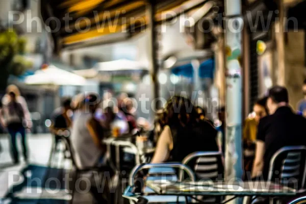 בית קפה תל אביבי שוקק ביום שמשי, ממדינת ישראל. כִּסֵא, מרחב ציבורי, פְּנַאִי