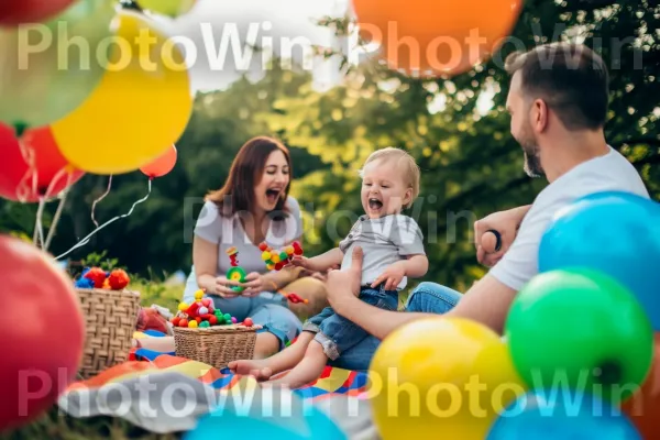 צחוק ושמחה ממלאים את האוויר ברגע משפחתי שובב. הבעת פנים, אוֹר, ירוק