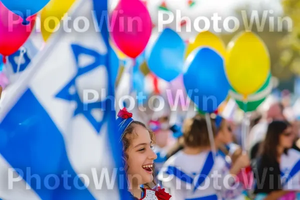 דגלים מרהיבים מתנופפים בגאווה במהלך חגיגות יום העצמאות, ממדינת ישראל. שְׁעוֹת הַיוֹם, מוצר, חיוך