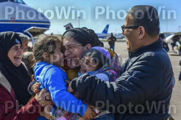 משפחות מתחבקות בשדה התעופה, מקבלים בברכה את יקיריהם שחוזרים הביתה, ממדינת ישראל. בגדים עליונים, מחווה, מישקפי שמש