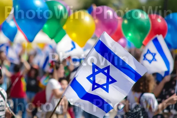 דגלים מרהיבים מתנופפים בגאווה במהלך חגיגות יום העצמאות, ממדינת ישראל. תַצלוּם, שַׂמֵחַ, פְּנַאִי