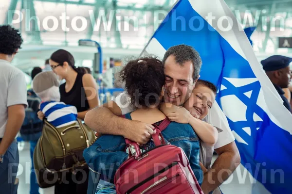 משפחה מתחבקת בשדה התעופה, אומרת שלום או ברוך הבא הביתה ממדינת ישראל. מוצר, אינטראקציה, שַׂמֵחַ