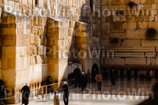 הכותל, אתר קדוש בו מהדהדת התפילות בהיסטוריה, ממדינת ישראל. עִיר, קֶשֶׁת, טיול