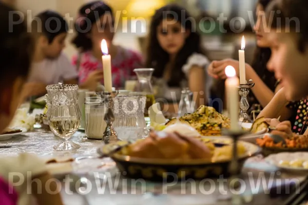 משפחות מתאספות לארוחת שבת, שמירה על מסורות יהודיות ממדינת ישראל. שולחן, נר, צַלַחַת