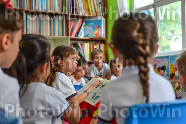 מורה מוכשר מעורר השראה ומחנך מוחות צעירים. מַדָף, כֵּיף, הִסתַגְלוּת