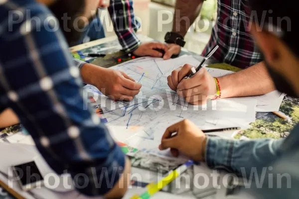 צוות אדריכלים שעוסק בסיעור מוחות ומנסח עיצובים חדשניים. יד, עיצוב רכב, כלי שולחן