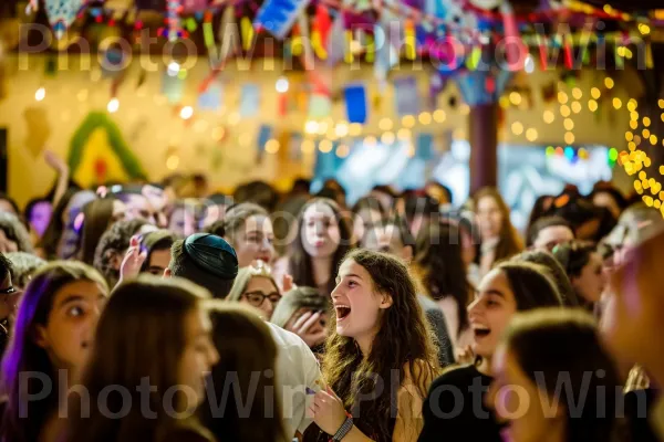 קהל לבוש יפה נהנה מטקס בר מצווה קסום. תַצלוּם, תְאוּרָה, צהוב