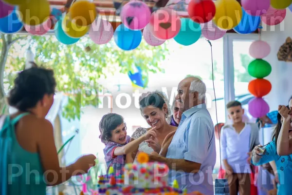 משפחה וחברים חוגגים בשמחה יום הולדת אבן דרך ביחד. הבעת פנים, שמלה, שַׂמֵחַ