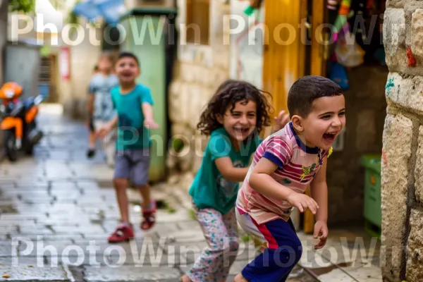 ילדים משחקים ברחובותיה הצבעוניים של ירושלים, תמימות ושמחה בשפע, ממדינת ישראל. מִכְנָסַיִים קְצָרִים, בן אנוש, בית המקדש