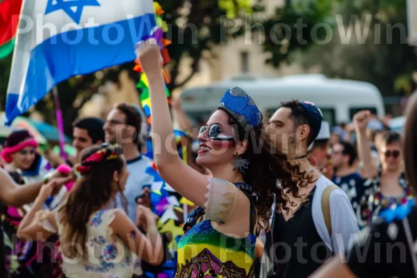 הצבעים התוססים של מסיבת רחוב תל אביבית תוססת, מוזיקה וריקוד מתאחדים, ממדינת ישראל. בן אנוש, שַׂמֵחַ, קהילה