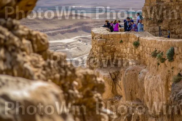 מתפללים אדוקים מתפללים במצודת מצדה האייקונית ממדינת ישראל. סלע יסוד, נוֹף, מחשוף