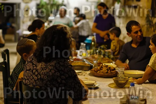 אנרגיה תזזיתית כשבני המקום מתכוננים לסעודת הסדר של פסח, ממדינת ישראל. כלי שולחן, צרכן, אינטראקציה