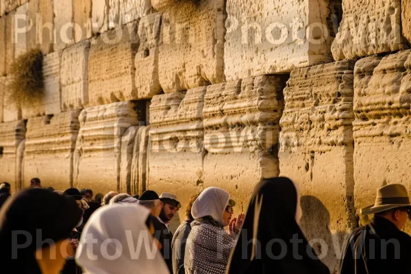 מאמינים מתפללים בכותל, מחפשים נחמה וחיבור אלוקי ממדינת ישראל. טיול, עִיר, התיישבות אנושית