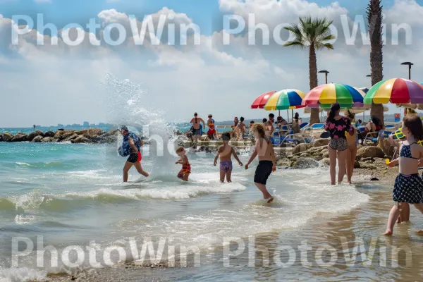 משפחות משתכשכות במים הקרירים של הים התיכון, ממדינת ישראל. מים, אנשים על החוף, מִטְרִיָה