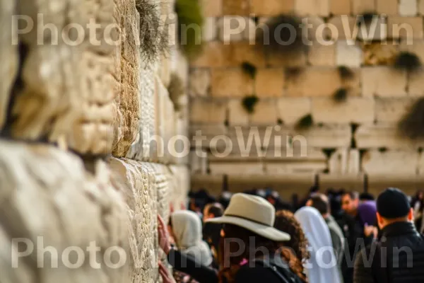 תפילה חגיגית בכותל במהלך השבת, ממדינת ישראל. כובע, קִיר, כובע שמש