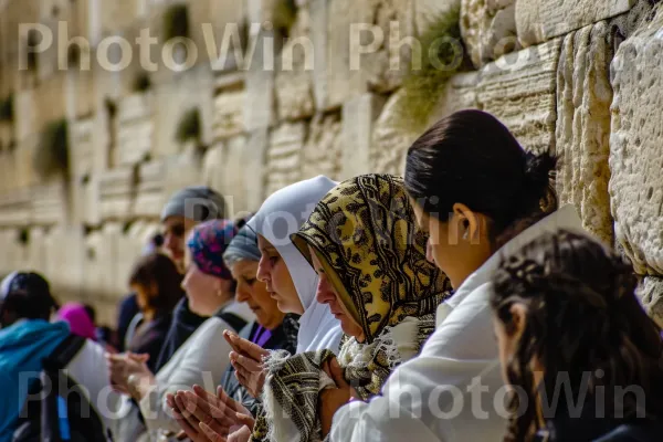 משפחות מתאספות בכותל, מתפללות ביראת קודש ובמסירות ממדינת ישראל. כלי נגינה, עִיר, חולצה קצרה