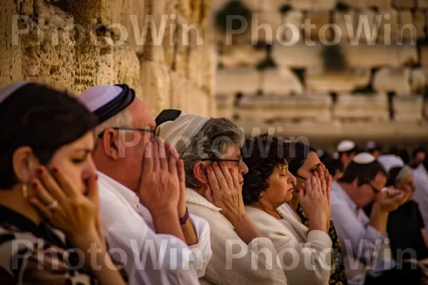 תפילה חגיגית בכותל במהלך השבת, ממדינת ישראל. יד, כובע, כיסוי ראש