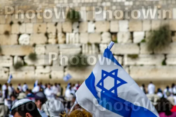 התפילה החגיגית בכותל מחברת עבר והווה, ממדינת ישראל. שְׁעוֹת הַיוֹם, עוֹלָם, עִיר