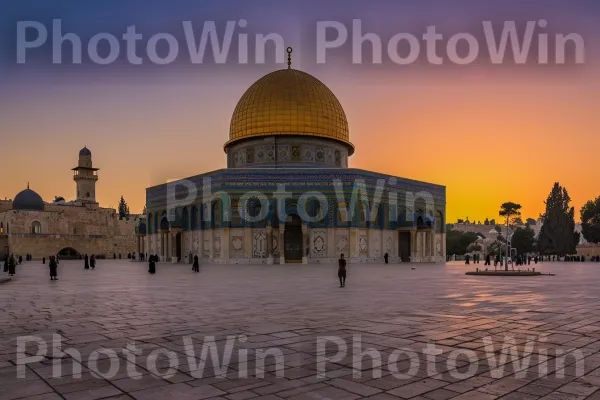 שקיעה מהממת המאירה את כיפת הסלע האיקונית, סמל למגוון דתי ממדינת ישראל. בית המקדש, ארכיטקטורה, בִּניָן