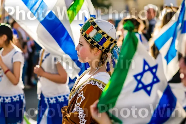 מצעד רחוב שובה לב המציג מסורות יהודיות בתלבושות ומוזיקה תוססות ממדינת ישראל. אידיופון, קָהָל, אירוע