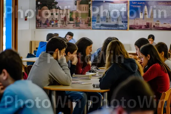 תלמידים שקועים בשיעורי שפה עברית תוססים, מאמצים את מורשתם הלשונית, ממדינת ישראל. שולחן, אורגניזם, כִּסֵא